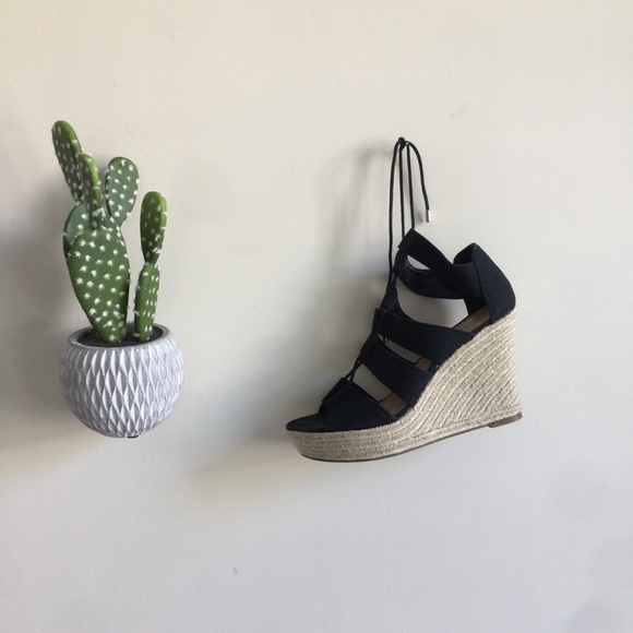 Heels - Picture 3 of 3